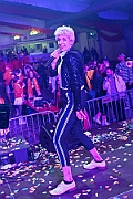 Rosenmontag 2025-03-03 123  Unser Rosenmontag 2025 - Nicht ganz so früh wie wir wird Prinz Holger II. geweckt, mit Böllerschüssen die vor dem IntercityHotel über den Bahnhofsvorplatz donnern. Danach geht es dann zum Prinzenfrühstück zum OB Sören Link ins Rathaus. Mit einer Stunde Verspätung rollt der Rosenmontagszug um 14:11 Uhr dann endlich los. Mit einem riesiger Jubelsturm empfängt uns das Publikum auf dem Opernplatz. Dann kommt die After-Zug-Party. Ein letztes Mal machen wir unser Programm. Jetzt kommt der Zeitpunkt unserer Verabschiedung, nochmal Jubel und dann ist Schluß. : DVPJ, Holger II, Kinderprinz Phil II., Prinzessin, Mia I., Prinzessin Mia I., HDK, Duisburg, Karneval, Helau, Tollität, Event, Session 2024, Session 2025, Hauptausschuss, Gemeinschaft, Hauptausschuss Karneval Duisburg, Duisburg ist echt