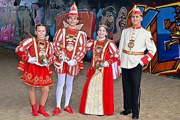 Ornat Shooting 2026-01-03 01  Foto-Shooting -- Bei nicht besonders freundlichem Wetter fand unser Shooting für dei Offiziellen Fotos im Ornat im Landschaftspark Nord statt. : DVPJ, Holger II, Kinderprinz Phil II., Prinzessin, Mia I., Prinzessin Mia I., HDK, Duisburg, Karneval, Helau, Tollität, Event, Session 2024, Session 2025, Hauptausschuss, Gemeinschaft, Hauptausschuss Karneval Duisburg, Duisburg ist echt