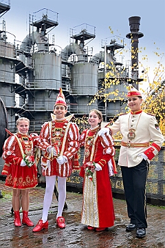 Ornat Shooting 2026-01-03 15  Foto-Shooting -- Bei nicht besonders freundlichem Wetter fand unser Shooting für dei Offiziellen Fotos im Ornat im Landschaftspark Nord statt. : DVPJ, Holger II, Kinderprinz Phil II., Prinzessin, Mia I., Prinzessin Mia I., HDK, Duisburg, Karneval, Helau, Tollität, Event, Session 2024, Session 2025, Hauptausschuss, Gemeinschaft, Hauptausschuss Karneval Duisburg, Duisburg ist echt