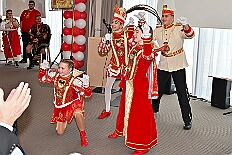 02 77Jahre RoteFunken 2026- 02-02 03  Sonntags Tour, 1. Februar - Am Sonntagvormittag, Damensitzung, war unser 1. Heimspiel bei den » Blauen Jungs « in der Aula vom Reinhard-und-Max-Mannesmann-Gymnasium. Danach in die 5. Etage vom IntercityHotel, 77 Jahre Rote Funken werden dort gefeiert. Später und der Gnadenkirche in Neumühl feierten die Senioren Karneval. Weiter ging es dann in der Rheinhausenhalle mit der Damensitzung von Rot-Weiß. Im Steinhof stand dann die Kindersitzung von den Musketieren auf dem Programm. Zum späten Nachmittag ging es dann etwas kleiner zu, Tanztee der SPD Großenbaum/Rahm im Coupe 1900. : DVPJ, Toni I, Kinderprinz Juls I., Juls I., Prinzessin, Aileen I., Prinzessin Aileen I., HDK, Duisburg, Karneval, Helau, Tollität, Event, Session 2025, Session 2026, Hauptausschuss, Gemeinschaft, Hauptausschuss Karneval Duisburg, Duisburg ist echt