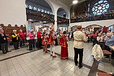 03 SeniorKa Gnadenkirche 2026- 02-02 02  Sonntags Tour, 1. Februar - Am Sonntagvormittag, Damensitzung, war unser 1. Heimspiel bei den » Blauen Jungs « in der Aula vom Reinhard-und-Max-Mannesmann-Gymnasium. Danach in die 5. Etage vom IntercityHotel, 77 Jahre Rote Funken werden dort gefeiert. Später und der Gnadenkirche in Neumühl feierten die Senioren Karneval. Weiter ging es dann in der Rheinhausenhalle mit der Damensitzung von Rot-Weiß. Im Steinhof stand dann die Kindersitzung von den Musketieren auf dem Programm. Zum späten Nachmittag ging es dann etwas kleiner zu, Tanztee der SPD Großenbaum/Rahm im Coupe 1900. : DVPJ, Toni I, Kinderprinz Juls I., Juls I., Prinzessin, Aileen I., Prinzessin Aileen I., HDK, Duisburg, Karneval, Helau, Tollität, Event, Session 2025, Session 2026, Hauptausschuss, Gemeinschaft, Hauptausschuss Karneval Duisburg, Duisburg ist echt