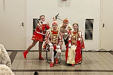 03 SeniorKa Gnadenkirche 2026- 02-02 03  Sonntags Tour, 1. Februar - Am Sonntagvormittag, Damensitzung, war unser 1. Heimspiel bei den » Blauen Jungs « in der Aula vom Reinhard-und-Max-Mannesmann-Gymnasium. Danach in die 5. Etage vom IntercityHotel, 77 Jahre Rote Funken werden dort gefeiert. Später und der Gnadenkirche in Neumühl feierten die Senioren Karneval. Weiter ging es dann in der Rheinhausenhalle mit der Damensitzung von Rot-Weiß. Im Steinhof stand dann die Kindersitzung von den Musketieren auf dem Programm. Zum späten Nachmittag ging es dann etwas kleiner zu, Tanztee der SPD Großenbaum/Rahm im Coupe 1900. : DVPJ, Toni I, Kinderprinz Juls I., Juls I., Prinzessin, Aileen I., Prinzessin Aileen I., HDK, Duisburg, Karneval, Helau, Tollität, Event, Session 2025, Session 2026, Hauptausschuss, Gemeinschaft, Hauptausschuss Karneval Duisburg, Duisburg ist echt