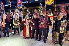 06 Tanztee Coupe1900 2026- 02-02 02  Sonntags Tour, 1. Februar - Am Sonntagvormittag, Damensitzung, war unser 1. Heimspiel bei den » Blauen Jungs « in der Aula vom Reinhard-und-Max-Mannesmann-Gymnasium. Danach in die 5. Etage vom IntercityHotel, 77 Jahre Rote Funken werden dort gefeiert. Später und der Gnadenkirche in Neumühl feierten die Senioren Karneval. Weiter ging es dann in der Rheinhausenhalle mit der Damensitzung von Rot-Weiß. Im Steinhof stand dann die Kindersitzung von den Musketieren auf dem Programm. Zum späten Nachmittag ging es dann etwas kleiner zu, Tanztee der SPD Großenbaum/Rahm im Coupe 1900. : DVPJ, Toni I, Kinderprinz Juls I., Juls I., Prinzessin, Aileen I., Prinzessin Aileen I., HDK, Duisburg, Karneval, Helau, Tollität, Event, Session 2025, Session 2026, Hauptausschuss, Gemeinschaft, Hauptausschuss Karneval Duisburg, Duisburg ist echt