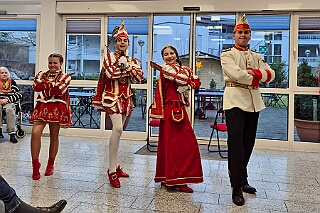 01 Sen JohaniterStift 2026-02-03 01  Seniorenkarneval am 3. Februar - Wir besuchten zuerst den Johanniter-Stift Duisburg-Neudorf an der Wildstraße. Danach fuhren wir nach Duisburg-Huckingen zum karnvalistischem Nachmittag der KFD St. Peter und Paul Gemeinde.