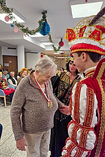 01 Sen JohaniterStift 2026-02-03 04  Seniorenkarneval am 3. Februar - Wir besuchten zuerst den Johanniter-Stift Duisburg-Neudorf an der Wildstraße. Danach fuhren wir nach Duisburg-Huckingen zum karnvalistischem Nachmittag der KFD St. Peter und Paul Gemeinde.