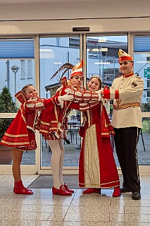 01 Sen JohaniterStift 2026-02-03 05  Seniorenkarneval am 3. Februar - Wir besuchten zuerst den Johanniter-Stift Duisburg-Neudorf an der Wildstraße. Danach fuhren wir nach Duisburg-Huckingen zum karnvalistischem Nachmittag der KFD St. Peter und Paul Gemeinde.