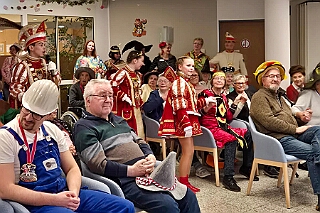 01 Sen JohaniterStift 2026-02-03 09  Seniorenkarneval am 3. Februar - Wir besuchten zuerst den Johanniter-Stift Duisburg-Neudorf an der Wildstraße. Danach fuhren wir nach Duisburg-Huckingen zum karnvalistischem Nachmittag der KFD St. Peter und Paul Gemeinde.