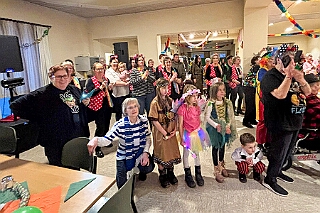 02 KFD Peter Paul 2026-02-03 05  Seniorenkarneval am 3. Februar - Wir besuchten zuerst den Johanniter-Stift Duisburg-Neudorf an der Wildstraße. Danach fuhren wir nach Duisburg-Huckingen zum karnvalistischem Nachmittag der KFD St. Peter und Paul Gemeinde.