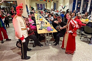 02 KFD Peter Paul 2026-02-03 07  Seniorenkarneval am 3. Februar - Wir besuchten zuerst den Johanniter-Stift Duisburg-Neudorf an der Wildstraße. Danach fuhren wir nach Duisburg-Huckingen zum karnvalistischem Nachmittag der KFD St. Peter und Paul Gemeinde.