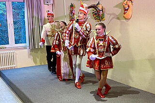 01 KFD Peter Paul 2026-02-04 03  Mittwoch, 4. Februar - Der 2. karnvalistischem Nachmittag der KFD St. Peter und Paul Gemeinde in Huckingen war unser Auftakt an diesem Tag. Eine Super Stimmung im Saal. Gestärkt mit ausreichend Kuchen und Kaffee ginge dann nach Walsum. In Open Rheins „Zum Johanniter“  fan die „Flüstersitzung“ der Prinzengarde statt.