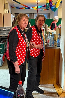 01 KFD Peter Paul 2026-02-04 05  Mittwoch, 4. Februar - Der 2. karnvalistischem Nachmittag der KFD St. Peter und Paul Gemeinde in Huckingen war unser Auftakt an diesem Tag. Eine Super Stimmung im Saal. Gestärkt mit ausreichend Kuchen und Kaffee ginge dann nach Walsum. In Open Rheins „Zum Johanniter“  fan die „Flüstersitzung“ der Prinzengarde statt.