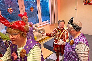 01 KFD Peter Paul 2026-02-04 06  Mittwoch, 4. Februar - Der 2. karnvalistischem Nachmittag der KFD St. Peter und Paul Gemeinde in Huckingen war unser Auftakt an diesem Tag. Eine Super Stimmung im Saal. Gestärkt mit ausreichend Kuchen und Kaffee ginge dann nach Walsum. In Open Rheins „Zum Johanniter“  fan die „Flüstersitzung“ der Prinzengarde statt.