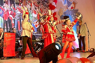 02 Fluesters Prinzgrd 2026-02-04 03  Mittwoch, 4. Februar - Der 2. karnvalistischem Nachmittag der KFD St. Peter und Paul Gemeinde in Huckingen war unser Auftakt an diesem Tag. Eine Super Stimmung im Saal. Gestärkt mit ausreichend Kuchen und Kaffee ginge dann nach Walsum. In Open Rheins „Zum Johanniter“  fan die „Flüstersitzung“ der Prinzengarde statt.