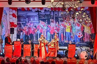 02 Fluesters Prinzgrd 2026-02-04 04  Mittwoch, 4. Februar - Der 2. karnvalistischem Nachmittag der KFD St. Peter und Paul Gemeinde in Huckingen war unser Auftakt an diesem Tag. Eine Super Stimmung im Saal. Gestärkt mit ausreichend Kuchen und Kaffee ginge dann nach Walsum. In Open Rheins „Zum Johanniter“  fan die „Flüstersitzung“ der Prinzengarde statt.