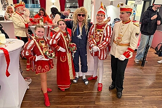 02 Fluesters Prinzgrd 2026-02-04 11  Mittwoch, 4. Februar - Der 2. karnvalistischem Nachmittag der KFD St. Peter und Paul Gemeinde in Huckingen war unser Auftakt an diesem Tag. Eine Super Stimmung im Saal. Gestärkt mit ausreichend Kuchen und Kaffee ginge dann nach Walsum. In Open Rheins „Zum Johanniter“  fan die „Flüstersitzung“ der Prinzengarde statt.