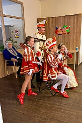 01 Seniorenk St Clemens 2026- 02-05 04  Donnerstags Tour, 5. Februar  -Der Seniorenkarneval von der KG Königreich-Duissern Caritas-Altenheim St. Clemens, in Kaßlerfeld, war unser erstes Ziel. Weil die Kindercrew des letzten Jahres so gut ankam, waren wir danach auf der Karnevalsfeier der Wohnungsgenossenschaft DU Süd in Neudorf in der Andersenstraße. Die dritte Station war dann der Pfarrkarneval der Ev. Gemeinde am Vogelsangplatz.