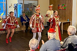 01 Seniorenk St Clemens 2026- 02-05 05  Donnerstags Tour, 5. Februar  -Der Seniorenkarneval von der KG Königreich-Duissern Caritas-Altenheim St. Clemens, in Kaßlerfeld, war unser erstes Ziel. Weil die Kindercrew des letzten Jahres so gut ankam, waren wir danach auf der Karnevalsfeier der Wohnungsgenossenschaft DU Süd in Neudorf in der Andersenstraße. Die dritte Station war dann der Pfarrkarneval der Ev. Gemeinde am Vogelsangplatz.