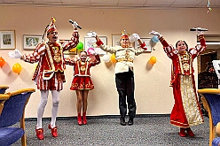 02 Wohnungsb DU Sued 2026- 02-05 02  Donnerstags Tour, 5. Februar  -Der Seniorenkarneval von der KG Königreich-Duissern Caritas-Altenheim St. Clemens, in Kaßlerfeld, war unser erstes Ziel. Weil die Kindercrew des letzten Jahres so gut ankam, waren wir danach auf der Karnevalsfeier der Wohnungsgenossenschaft DU Süd in Neudorf in der Andersenstraße. Die dritte Station war dann der Pfarrkarneval der Ev. Gemeinde am Vogelsangplatz.