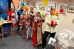 02 Wohnungsb DU Sued 2026- 02-05 06  Donnerstags Tour, 5. Februar  -Der Seniorenkarneval von der KG Königreich-Duissern Caritas-Altenheim St. Clemens, in Kaßlerfeld, war unser erstes Ziel. Weil die Kindercrew des letzten Jahres so gut ankam, waren wir danach auf der Karnevalsfeier der Wohnungsgenossenschaft DU Süd in Neudorf in der Andersenstraße. Die dritte Station war dann der Pfarrkarneval der Ev. Gemeinde am Vogelsangplatz.
