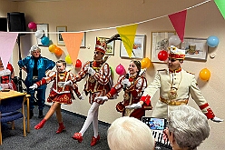 02 Wohnungsb DU Sued 2026- 02-05 07  Donnerstags Tour, 5. Februar  -Der Seniorenkarneval von der KG Königreich-Duissern Caritas-Altenheim St. Clemens, in Kaßlerfeld, war unser erstes Ziel. Weil die Kindercrew des letzten Jahres so gut ankam, waren wir danach auf der Karnevalsfeier der Wohnungsgenossenschaft DU Süd in Neudorf in der Andersenstraße. Die dritte Station war dann der Pfarrkarneval der Ev. Gemeinde am Vogelsangplatz.
