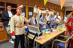 02 Wohnungsb DU Sued 2026- 02-05 08  Donnerstags Tour, 5. Februar  -Der Seniorenkarneval von der KG Königreich-Duissern Caritas-Altenheim St. Clemens, in Kaßlerfeld, war unser erstes Ziel. Weil die Kindercrew des letzten Jahres so gut ankam, waren wir danach auf der Karnevalsfeier der Wohnungsgenossenschaft DU Süd in Neudorf in der Andersenstraße. Die dritte Station war dann der Pfarrkarneval der Ev. Gemeinde am Vogelsangplatz.