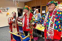 02 Wohnungsb DU Sued 2026- 02-05 12  Donnerstags Tour, 5. Februar  -Der Seniorenkarneval von der KG Königreich-Duissern Caritas-Altenheim St. Clemens, in Kaßlerfeld, war unser erstes Ziel. Weil die Kindercrew des letzten Jahres so gut ankam, waren wir danach auf der Karnevalsfeier der Wohnungsgenossenschaft DU Süd in Neudorf in der Andersenstraße. Die dritte Station war dann der Pfarrkarneval der Ev. Gemeinde am Vogelsangplatz.
