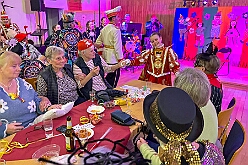 03 Pfarrk Vogelsangplatz 2026- 02-05 03  Donnerstags Tour, 5. Februar  -Der Seniorenkarneval von der KG Königreich-Duissern Caritas-Altenheim St. Clemens, in Kaßlerfeld, war unser erstes Ziel. Weil die Kindercrew des letzten Jahres so gut ankam, waren wir danach auf der Karnevalsfeier der Wohnungsgenossenschaft DU Süd in Neudorf in der Andersenstraße. Die dritte Station war dann der Pfarrkarneval der Ev. Gemeinde am Vogelsangplatz.