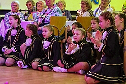 03 Pfarrk Vogelsangplatz 2026- 02-05 08  Donnerstags Tour, 5. Februar  -Der Seniorenkarneval von der KG Königreich-Duissern Caritas-Altenheim St. Clemens, in Kaßlerfeld, war unser erstes Ziel. Weil die Kindercrew des letzten Jahres so gut ankam, waren wir danach auf der Karnevalsfeier der Wohnungsgenossenschaft DU Süd in Neudorf in der Andersenstraße. Die dritte Station war dann der Pfarrkarneval der Ev. Gemeinde am Vogelsangplatz.