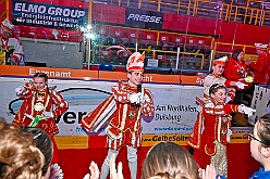 01 KarnevalOnIce 2026-02-06 13  alleato Arena und Ordensessen - Am späten Freitagnachmittag hieß es zum 4. Mal „Karneval on Ice“ . Nach der Premiere 2023 ist diese Veranstaltung weiterhin beliebt.  Das (Spaß)Eishockeyspiel der Teams Karneval vs. Stadt Duisburg endete 10:10. Nach diesem Besuch waren noch bei der Ehrengarde, diese hat den „Großen Orden“ an Joachim Loosen verliehen. : DVPJ, Toni I, Kinderprinz Juls I., Juls I., Prinzessin, Aileen I., Prinzessin Aileen I., HDK, Duisburg, Karneval, Helau, Tollität, Event, Session 2025, Session 2026, Hauptausschuss, Gemeinschaft, Hauptausschuss Karneval Duisburg, Duisburg ist echt