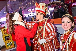 01 KarnevalOnIce 2026-02-06 28  alleato Arena und Ordensessen - Am späten Freitagnachmittag hieß es zum 4. Mal „Karneval on Ice“ . Nach der Premiere 2023 ist diese Veranstaltung weiterhin beliebt.  Das (Spaß)Eishockeyspiel der Teams Karneval vs. Stadt Duisburg endete 10:10. Nach diesem Besuch waren noch bei der Ehrengarde, diese hat den „Großen Orden“ an Joachim Loosen verliehen. : DVPJ, Toni I, Kinderprinz Juls I., Juls I., Prinzessin, Aileen I., Prinzessin Aileen I., HDK, Duisburg, Karneval, Helau, Tollität, Event, Session 2025, Session 2026, Hauptausschuss, Gemeinschaft, Hauptausschuss Karneval Duisburg, Duisburg ist echt