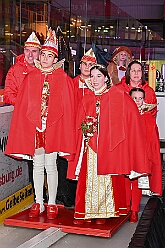 01 KarnevalOnIce 2026-02-06 31  alleato Arena und Ordensessen - Am späten Freitagnachmittag hieß es zum 4. Mal „Karneval on Ice“ . Nach der Premiere 2023 ist diese Veranstaltung weiterhin beliebt.  Das (Spaß)Eishockeyspiel der Teams Karneval vs. Stadt Duisburg endete 10:10. Nach diesem Besuch waren noch bei der Ehrengarde, diese hat den „Großen Orden“ an Joachim Loosen verliehen. : DVPJ, Toni I, Kinderprinz Juls I., Juls I., Prinzessin, Aileen I., Prinzessin Aileen I., HDK, Duisburg, Karneval, Helau, Tollität, Event, Session 2025, Session 2026, Hauptausschuss, Gemeinschaft, Hauptausschuss Karneval Duisburg, Duisburg ist echt