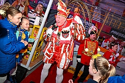 01 KarnevalOnIce 2026-02-06 37  alleato Arena und Ordensessen - Am späten Freitagnachmittag hieß es zum 4. Mal „Karneval on Ice“ . Nach der Premiere 2023 ist diese Veranstaltung weiterhin beliebt.  Das (Spaß)Eishockeyspiel der Teams Karneval vs. Stadt Duisburg endete 10:10. Nach diesem Besuch waren noch bei der Ehrengarde, diese hat den „Großen Orden“ an Joachim Loosen verliehen. : DVPJ, Toni I, Kinderprinz Juls I., Juls I., Prinzessin, Aileen I., Prinzessin Aileen I., HDK, Duisburg, Karneval, Helau, Tollität, Event, Session 2025, Session 2026, Hauptausschuss, Gemeinschaft, Hauptausschuss Karneval Duisburg, Duisburg ist echt