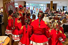 01 Senioren Hewag 2026-02-07 01  Samstags Tour, 7. Februar - Mittags begann unsere Tour, insgesamt 7 Auftritte, im Hewag Seniorenstift an der Karl-Jarres-Straße. Es folgte dann im Karl Martin Haus bei den Jungschützen, begleitet von unserer Minigarde, der nächste Termin. Nach sportlichen Stop dann beim OSC in Rheinhausen ging es zur Mädchensitzung von Rot-Weiß Hamborn-Marxloh. Von dort in die City, einmal zur die Galasitzung der Bürgergarde im WYNDHAM Hotel und dann die Damensitzung vom Sonnigen Süden. Zum Schluss war dann noch das Kostümfest der „Hippen“ in Großenbaum.