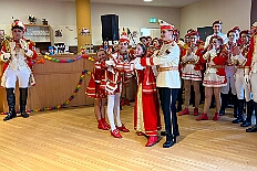 01 Senioren Hewag 2026-02-07 06  Samstags Tour, 7. Februar - Mittags begann unsere Tour, insgesamt 7 Auftritte, im Hewag Seniorenstift an der Karl-Jarres-Straße. Es folgte dann im Karl Martin Haus bei den Jungschützen, begleitet von unserer Minigarde, der nächste Termin. Nach sportlichen Stop dann beim OSC in Rheinhausen ging es zur Mädchensitzung von Rot-Weiß Hamborn-Marxloh. Von dort in die City, einmal zur die Galasitzung der Bürgergarde im WYNDHAM Hotel und dann die Damensitzung vom Sonnigen Süden. Zum Schluss war dann noch das Kostümfest der „Hippen“ in Großenbaum.