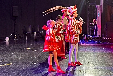 04 Maedchens RWHambMarx 2026-02-07 04  Samstags Tour, 7. Februar - Mittags begann unsere Tour, insgesamt 7 Auftritte, im Hewag Seniorenstift an der Karl-Jarres-Straße. Es folgte dann im Karl Martin Haus bei den Jungschützen, begleitet von unserer Minigarde, der nächste Termin. Nach sportlichen Stop dann beim OSC in Rheinhausen ging es zur Mädchensitzung von Rot-Weiß Hamborn-Marxloh. Von dort in die City, einmal zur die Galasitzung der Bürgergarde im WYNDHAM Hotel und dann die Damensitzung vom Sonnigen Süden. Zum Schluss war dann noch das Kostümfest der „Hippen“ in Großenbaum.