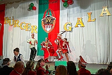 05 Buergergala 2026-02-07 02  Samstags Tour, 7. Februar - Mittags begann unsere Tour, insgesamt 7 Auftritte, im Hewag Seniorenstift an der Karl-Jarres-Straße. Es folgte dann im Karl Martin Haus bei den Jungschützen, begleitet von unserer Minigarde, der nächste Termin. Nach sportlichen Stop dann beim OSC in Rheinhausen ging es zur Mädchensitzung von Rot-Weiß Hamborn-Marxloh. Von dort in die City, einmal zur die Galasitzung der Bürgergarde im WYNDHAM Hotel und dann die Damensitzung vom Sonnigen Süden. Zum Schluss war dann noch das Kostümfest der „Hippen“ in Großenbaum.