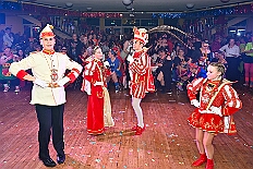 06 Damens SonniSued 2026-02-07 06  Samstags Tour, 7. Februar - Mittags begann unsere Tour, insgesamt 7 Auftritte, im Hewag Seniorenstift an der Karl-Jarres-Straße. Es folgte dann im Karl Martin Haus bei den Jungschützen, begleitet von unserer Minigarde, der nächste Termin. Nach sportlichen Stop dann beim OSC in Rheinhausen ging es zur Mädchensitzung von Rot-Weiß Hamborn-Marxloh. Von dort in die City, einmal zur die Galasitzung der Bürgergarde im WYNDHAM Hotel und dann die Damensitzung vom Sonnigen Süden. Zum Schluss war dann noch das Kostümfest der „Hippen“ in Großenbaum. : DVPJ, Toni I, Kinderprinz Juls I., Juls I., Prinzessin, Aileen I., Prinzessin Aileen I., HDK, Duisburg, Karneval, Helau, Tollität, Event, Session 2025, Session 2026, Hauptausschuss, Gemeinschaft, Hauptausschuss Karneval Duisburg, Duisburg ist echt