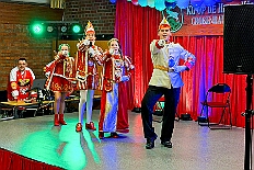 07 Kostuems HippeHoeh 2026-02-07 05  Samstags Tour, 7. Februar - Mittags begann unsere Tour, insgesamt 7 Auftritte, im Hewag Seniorenstift an der Karl-Jarres-Straße. Es folgte dann im Karl Martin Haus bei den Jungschützen, begleitet von unserer Minigarde, der nächste Termin. Nach sportlichen Stop dann beim OSC in Rheinhausen ging es zur Mädchensitzung von Rot-Weiß Hamborn-Marxloh. Von dort in die City, einmal zur die Galasitzung der Bürgergarde im WYNDHAM Hotel und dann die Damensitzung vom Sonnigen Süden. Zum Schluss war dann noch das Kostümfest der „Hippen“ in Großenbaum.