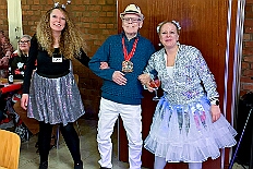 07 Kostuems HippeHoeh 2026-02-07 08  Samstags Tour, 7. Februar - Mittags begann unsere Tour, insgesamt 7 Auftritte, im Hewag Seniorenstift an der Karl-Jarres-Straße. Es folgte dann im Karl Martin Haus bei den Jungschützen, begleitet von unserer Minigarde, der nächste Termin. Nach sportlichen Stop dann beim OSC in Rheinhausen ging es zur Mädchensitzung von Rot-Weiß Hamborn-Marxloh. Von dort in die City, einmal zur die Galasitzung der Bürgergarde im WYNDHAM Hotel und dann die Damensitzung vom Sonnigen Süden. Zum Schluss war dann noch das Kostümfest der „Hippen“ in Großenbaum.