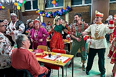 07 Kostuems HippeHoeh 2026-02-07 09  Samstags Tour, 7. Februar - Mittags begann unsere Tour, insgesamt 7 Auftritte, im Hewag Seniorenstift an der Karl-Jarres-Straße. Es folgte dann im Karl Martin Haus bei den Jungschützen, begleitet von unserer Minigarde, der nächste Termin. Nach sportlichen Stop dann beim OSC in Rheinhausen ging es zur Mädchensitzung von Rot-Weiß Hamborn-Marxloh. Von dort in die City, einmal zur die Galasitzung der Bürgergarde im WYNDHAM Hotel und dann die Damensitzung vom Sonnigen Süden. Zum Schluss war dann noch das Kostümfest der „Hippen“ in Großenbaum.