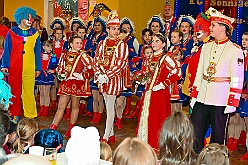 01 Kinders SonnigSued 2026- 02-08 02  Sonntags Tour, 8. Februar - An diesem Sonntagmittag in Gesamtschule Mitte an der Falkstraße starteten wir bei der Kindersitzung des Sonnigen Südens mit Clown „Olli“. Auch dabei Sascha der Zauberer.  Danach dann KIK, Kind im Krankenhaus, mit der Schottenzunft . Wir durften die Kinder ZNA , die Kinderintensiv und zwei weitere Kinderstationen besuchen haben dabei Süßigkeiten und Pins verteilt . Auch durften wir Phillip den jüngsten Ordensträger begrüßen, geboren am 6.2.2026. Zum Schluss war dann noch der Kinderkarneval der Roten Funken im „Haus Kontakt“. : DVPJ, Toni I, Kinderprinz Juls I., Juls I., Prinzessin, Aileen I., Prinzessin Aileen I., HDK, Duisburg, Karneval, Helau, Tollität, Event, Session 2025, Session 2026, Hauptausschuss, Gemeinschaft, Hauptausschuss Karneval Duisburg, Duisburg ist echt