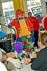 01 Kinders SonnigSued 2026- 02-08 03  Sonntags Tour, 8. Februar - An diesem Sonntagmittag in Gesamtschule Mitte an der Falkstraße starteten wir bei der Kindersitzung des Sonnigen Südens mit Clown „Olli“. Auch dabei Sascha der Zauberer.  Danach dann KIK, Kind im Krankenhaus, mit der Schottenzunft . Wir durften die Kinder ZNA , die Kinderintensiv und zwei weitere Kinderstationen besuchen haben dabei Süßigkeiten und Pins verteilt . Auch durften wir Phillip den jüngsten Ordensträger begrüßen, geboren am 6.2.2026. Zum Schluss war dann noch der Kinderkarneval der Roten Funken im „Haus Kontakt“. : DVPJ, Toni I, Kinderprinz Juls I., Juls I., Prinzessin, Aileen I., Prinzessin Aileen I., HDK, Duisburg, Karneval, Helau, Tollität, Event, Session 2025, Session 2026, Hauptausschuss, Gemeinschaft, Hauptausschuss Karneval Duisburg, Duisburg ist echt