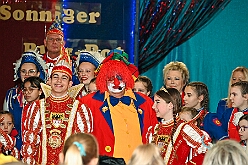 01 Kinders SonnigSued 2026- 02-08 05  Sonntags Tour, 8. Februar - An diesem Sonntagmittag in Gesamtschule Mitte an der Falkstraße starteten wir bei der Kindersitzung des Sonnigen Südens mit Clown „Olli“. Auch dabei Sascha der Zauberer.  Danach dann KIK, Kind im Krankenhaus, mit der Schottenzunft . Wir durften die Kinder ZNA , die Kinderintensiv und zwei weitere Kinderstationen besuchen haben dabei Süßigkeiten und Pins verteilt . Auch durften wir Phillip den jüngsten Ordensträger begrüßen, geboren am 6.2.2026. Zum Schluss war dann noch der Kinderkarneval der Roten Funken im „Haus Kontakt“. : DVPJ, Toni I, Kinderprinz Juls I., Juls I., Prinzessin, Aileen I., Prinzessin Aileen I., HDK, Duisburg, Karneval, Helau, Tollität, Event, Session 2025, Session 2026, Hauptausschuss, Gemeinschaft, Hauptausschuss Karneval Duisburg, Duisburg ist echt