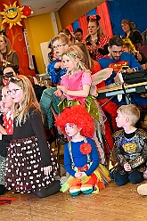 01 Kinders SonnigSued 2026- 02-08 13  Sonntags Tour, 8. Februar - An diesem Sonntagmittag in Gesamtschule Mitte an der Falkstraße starteten wir bei der Kindersitzung des Sonnigen Südens mit Clown „Olli“. Auch dabei Sascha der Zauberer.  Danach dann KIK, Kind im Krankenhaus, mit der Schottenzunft . Wir durften die Kinder ZNA , die Kinderintensiv und zwei weitere Kinderstationen besuchen haben dabei Süßigkeiten und Pins verteilt . Auch durften wir Phillip den jüngsten Ordensträger begrüßen, geboren am 6.2.2026. Zum Schluss war dann noch der Kinderkarneval der Roten Funken im „Haus Kontakt“. : DVPJ, Toni I, Kinderprinz Juls I., Juls I., Prinzessin, Aileen I., Prinzessin Aileen I., HDK, Duisburg, Karneval, Helau, Tollität, Event, Session 2025, Session 2026, Hauptausschuss, Gemeinschaft, Hauptausschuss Karneval Duisburg, Duisburg ist echt