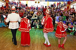 01 Kinders SonnigSued 2026- 02-08 16  Sonntags Tour, 8. Februar - An diesem Sonntagmittag in Gesamtschule Mitte an der Falkstraße starteten wir bei der Kindersitzung des Sonnigen Südens mit Clown „Olli“. Auch dabei Sascha der Zauberer.  Danach dann KIK, Kind im Krankenhaus, mit der Schottenzunft . Wir durften die Kinder ZNA , die Kinderintensiv und zwei weitere Kinderstationen besuchen haben dabei Süßigkeiten und Pins verteilt . Auch durften wir Phillip den jüngsten Ordensträger begrüßen, geboren am 6.2.2026. Zum Schluss war dann noch der Kinderkarneval der Roten Funken im „Haus Kontakt“. : DVPJ, Toni I, Kinderprinz Juls I., Juls I., Prinzessin, Aileen I., Prinzessin Aileen I., HDK, Duisburg, Karneval, Helau, Tollität, Event, Session 2025, Session 2026, Hauptausschuss, Gemeinschaft, Hauptausschuss Karneval Duisburg, Duisburg ist echt