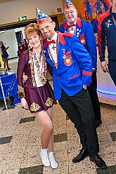 01 Kinders SonnigSued 2026- 02-08 18  Sonntags Tour, 8. Februar - An diesem Sonntagmittag in Gesamtschule Mitte an der Falkstraße starteten wir bei der Kindersitzung des Sonnigen Südens mit Clown „Olli“. Auch dabei Sascha der Zauberer.  Danach dann KIK, Kind im Krankenhaus, mit der Schottenzunft . Wir durften die Kinder ZNA , die Kinderintensiv und zwei weitere Kinderstationen besuchen haben dabei Süßigkeiten und Pins verteilt . Auch durften wir Phillip den jüngsten Ordensträger begrüßen, geboren am 6.2.2026. Zum Schluss war dann noch der Kinderkarneval der Roten Funken im „Haus Kontakt“. : DVPJ, Toni I, Kinderprinz Juls I., Juls I., Prinzessin, Aileen I., Prinzessin Aileen I., HDK, Duisburg, Karneval, Helau, Tollität, Event, Session 2025, Session 2026, Hauptausschuss, Gemeinschaft, Hauptausschuss Karneval Duisburg, Duisburg ist echt