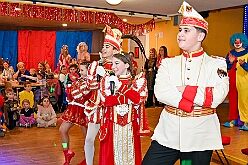 01 Kinders SonnigSued 2026- 02-08 19  Sonntags Tour, 8. Februar - An diesem Sonntagmittag in Gesamtschule Mitte an der Falkstraße starteten wir bei der Kindersitzung des Sonnigen Südens mit Clown „Olli“. Auch dabei Sascha der Zauberer.  Danach dann KIK, Kind im Krankenhaus, mit der Schottenzunft . Wir durften die Kinder ZNA , die Kinderintensiv und zwei weitere Kinderstationen besuchen haben dabei Süßigkeiten und Pins verteilt . Auch durften wir Phillip den jüngsten Ordensträger begrüßen, geboren am 6.2.2026. Zum Schluss war dann noch der Kinderkarneval der Roten Funken im „Haus Kontakt“. : DVPJ, Toni I, Kinderprinz Juls I., Juls I., Prinzessin, Aileen I., Prinzessin Aileen I., HDK, Duisburg, Karneval, Helau, Tollität, Event, Session 2025, Session 2026, Hauptausschuss, Gemeinschaft, Hauptausschuss Karneval Duisburg, Duisburg ist echt