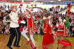 01 Kinders SonnigSued 2026- 02-08 20  Sonntags Tour, 8. Februar - An diesem Sonntagmittag in Gesamtschule Mitte an der Falkstraße starteten wir bei der Kindersitzung des Sonnigen Südens mit Clown „Olli“. Auch dabei Sascha der Zauberer.  Danach dann KIK, Kind im Krankenhaus, mit der Schottenzunft . Wir durften die Kinder ZNA , die Kinderintensiv und zwei weitere Kinderstationen besuchen haben dabei Süßigkeiten und Pins verteilt . Auch durften wir Phillip den jüngsten Ordensträger begrüßen, geboren am 6.2.2026. Zum Schluss war dann noch der Kinderkarneval der Roten Funken im „Haus Kontakt“. : DVPJ, Toni I, Kinderprinz Juls I., Juls I., Prinzessin, Aileen I., Prinzessin Aileen I., HDK, Duisburg, Karneval, Helau, Tollität, Event, Session 2025, Session 2026, Hauptausschuss, Gemeinschaft, Hauptausschuss Karneval Duisburg, Duisburg ist echt