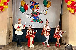 03 Kinders RoteFunken 2026- 02-08 02  Sonntags Tour, 8. Februar - An diesem Sonntagmittag in Gesamtschule Mitte an der Falkstraße starteten wir bei der Kindersitzung des Sonnigen Südens mit Clown „Olli“. Auch dabei Sascha der Zauberer.  Danach dann KIK, Kind im Krankenhaus, mit der Schottenzunft . Wir durften die Kinder ZNA , die Kinderintensiv und zwei weitere Kinderstationen besuchen haben dabei Süßigkeiten und Pins verteilt . Auch durften wir Phillip den jüngsten Ordensträger begrüßen, geboren am 6.2.2026. Zum Schluss war dann noch der Kinderkarneval der Roten Funken im „Haus Kontakt“.