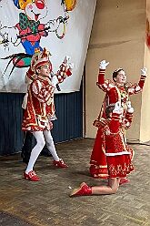 03 Kinders RoteFunken 2026- 02-08 03  Sonntags Tour, 8. Februar - An diesem Sonntagmittag in Gesamtschule Mitte an der Falkstraße starteten wir bei der Kindersitzung des Sonnigen Südens mit Clown „Olli“. Auch dabei Sascha der Zauberer.  Danach dann KIK, Kind im Krankenhaus, mit der Schottenzunft . Wir durften die Kinder ZNA , die Kinderintensiv und zwei weitere Kinderstationen besuchen haben dabei Süßigkeiten und Pins verteilt . Auch durften wir Phillip den jüngsten Ordensträger begrüßen, geboren am 6.2.2026. Zum Schluss war dann noch der Kinderkarneval der Roten Funken im „Haus Kontakt“.
